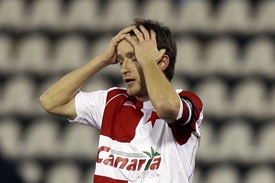 Kapitán Slavie Vladimír Šmicer reaguje na promarněnou šanci.