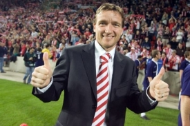 Vladimír Šmicer při otevírání nového stadionu v Edenu.