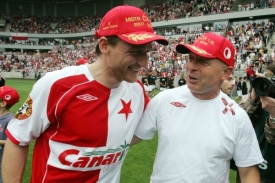 Vladimír Šmicer (vlevo) s Karlem Jarolímem při oslavách titulu.