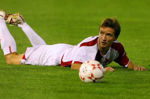 Vladimír Šmicer v zápase s Ajaxem.