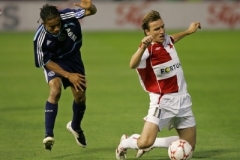 Nastoupí Vladmír Šmicer (vpravo) ve středu proti Steaue?