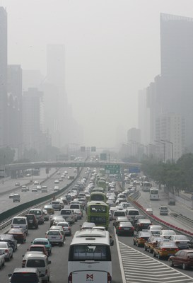 Peking se dus&iacute; zejm&eacute;na kvůli kouř&iacute;c&iacute;m vyfukům statis&iacute;ců automobilů.
