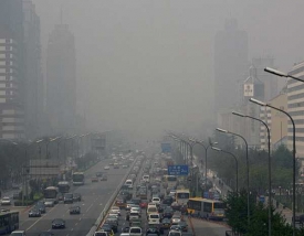 Peking se dus&iacute; zejm&eacute;na kvůli kouř&iacute;c&iacute;m vyfukům statis&iacute;ců automobilů.