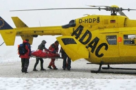 Vrtulník záchranářů zasahuje npři závodu na Zugspitze. Vrtulník záchranářů zasahuje npři závodu na Zugspitze.