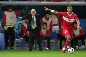 Trenér Karel Brückner před českou střídačkou v utkání s Tureckem.