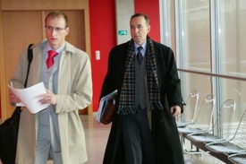 Otec Terezky Lubomír Choc s právníkem.