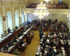 Během interpelací se premiér rozčílil.