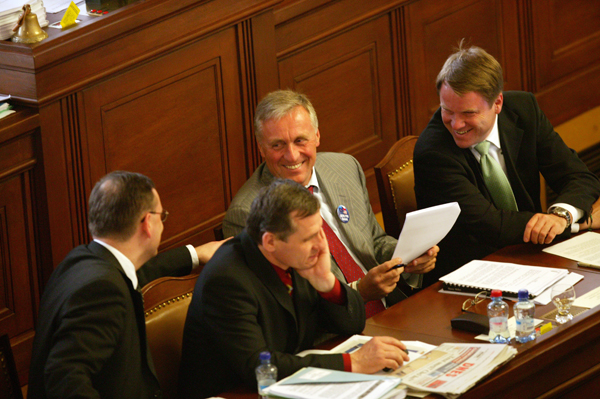 Z nemocnic akciovky nebudou, prohlásil ve sněmovně premiér Topolánek. 