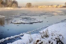 Řidiči se jízda po zamrzlém rybníku vymstila.