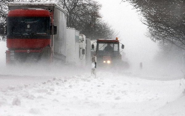 Meteorologové varují před sněhem především řidiče. Meteorologové varují před sněhem především řidiče.