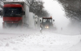 Meteorologov&eacute; varuj&iacute; před sněhem předev&scaron;&iacute;m řidiče.
