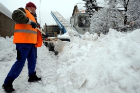 Některé silnice jsou zúžené, není už kam odklízet sníh.