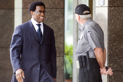 Wesley Snipes přichází k soudu, který ho poslal na tři roky do vězení.