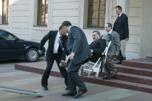 Poslance Evžena Snítilého odvezla z Hradu sanitka.