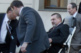 Převoz Evžena Snítilého do nemocnice.