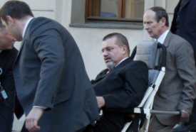 Evžen Snítilý při převozu do nemocnice minulý týden.