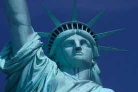 Vnitřn&iacute; vyhl&iacute;dkov&aacute; plocha na newyorsk&yacute; př&iacute;stav shl&iacute;ž&iacute; z v&yacute;&scaron;ky 81 m.