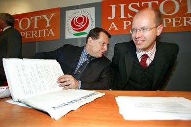 Bývalý ministr financí Bohuslav Sobotka rád pomáhá.