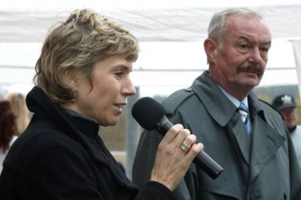 Přemysl Sobotka otevíral s Kateřinou Neumannovu areál ve Vesci.