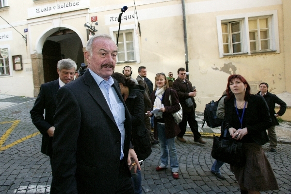 Senát schválil smlouvu o umístění radarové základny USA v Česku. Senát schválil smlouvu o umístění radarové základny USA v Česku.