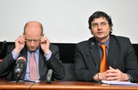 M&iacute;stopředseda ČSSD a st&iacute;nov&yacute; ministr financ&iacute; Bohuslav Sobotka (vlevo)