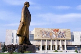 Socha Envera Hodži na centrálním náměstí v Tiraně.