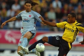 Fabrice Pancrate ze Sochaux (vpravo) proti Panioniosu v Poháru UEFA.