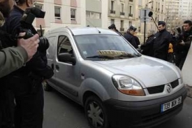 Převoz Jérôma Kerviela na policejní stanici.