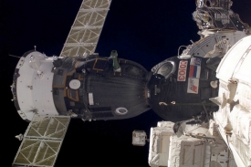 Astronauti se museli evakuovat do Sojuzu připojeného k ISS.