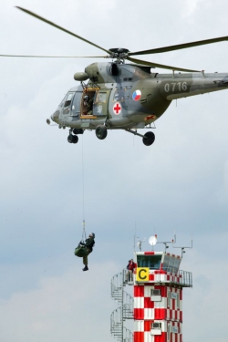 Helikopt&eacute;ry Sok&oacute;l jsou ve v&yacute;zbroji česk&eacute; arm&aacute;dy.