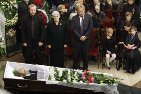 Rodina u Solženicynovy rakve. Vdova a dva synové.