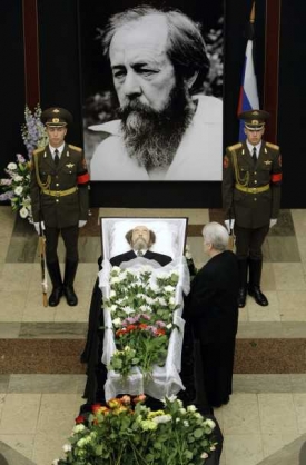 Lidé se se spisovatelem chodili rozloučit do budovy akademie věd.