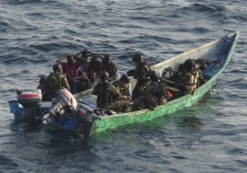 Francouz&scaron;t&iacute; voj&aacute;ci při akci proti som&aacute;lsk&yacute;m pir&aacute;tům.