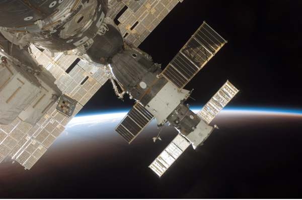 Loď Sojuz, do které se astronauti schovali, je připojená k ISS.