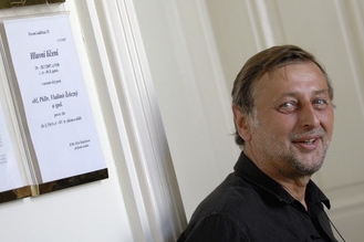 Peter Kršák na chodbě Městského soudu v Praze