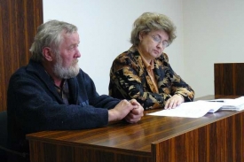 Otec dvou dcer požaduje od&scaron;kodn&eacute; za smrt sv&eacute; ženy.