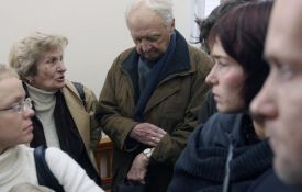 Josef Lesák (uprostřed) čeká na chodbě u pražského městského soudu