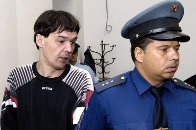 U pražského městského soudu pokračovalo 31. srpna soudní jednání s devětatřicetiletým Zbyňkem Zbořilákem (vlevo), který podle obžaloby loni v prosinci brutálně zavraždil v Praze-Řepích jednačtyřicetiletou Slovenku. U pražského městského soudu pokračovalo 31. srpna soudní jednání s devětatřicetiletým Zbyňkem Zbořilákem (vlevo), který podle obžaloby loni v prosinci brutálně zavraždil v Praze-Řepích jednačtyřicetiletou Slovenku.