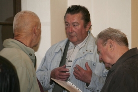 Obžalovan&yacute; Lubom&iacute;r Kratochv&iacute;l (uprostřed) před soudn&iacute; s&iacute;n&iacute;