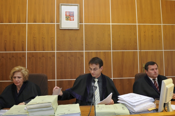 Soudce Pavel Göth (uprostřed) vynesl první rozsudky v kauze Kuřim.