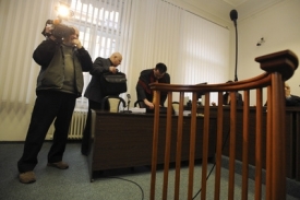 Před soud Kožený ani Vostrý nedorazí.
