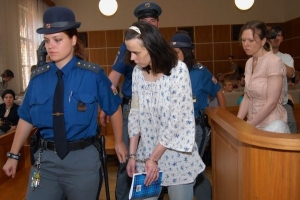 Kateřina Mauerová (uprostřed) a její sestra Klára (vpravo) u soudu.