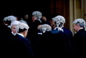 Brit&scaron;t&iacute; soudci se zat&iacute;m k &iacute;r&aacute;nsk&yacute;m homosexu&aacute;lům ot&aacute;čej&iacute; z&aacute;dy