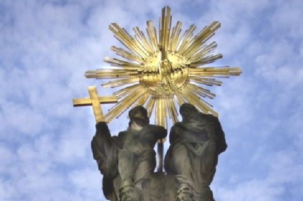 Sousoší Nejsvětější trojice, ze kterého mladík seskočil.