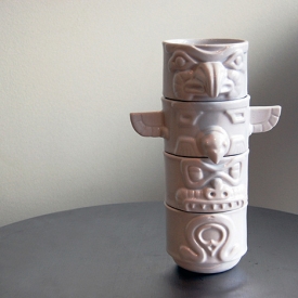 Porcelánový totem od návrháře Roba Southcotta.