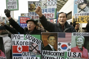 Demonstrace na Jihu Korey - V&iacute;tej Hillary!