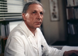 Primář Sova (Ladislav Chudík).