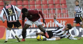 Bony Wilfried ze Sparty (uprostřed).