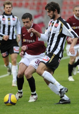 Marek Kulič ze Sparty (vlevo) a Niklas Hoheneder z Lince.