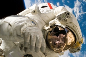 Na snímku astronaut NASA. Nyní se do volného vesmíru podívá i Číňan.